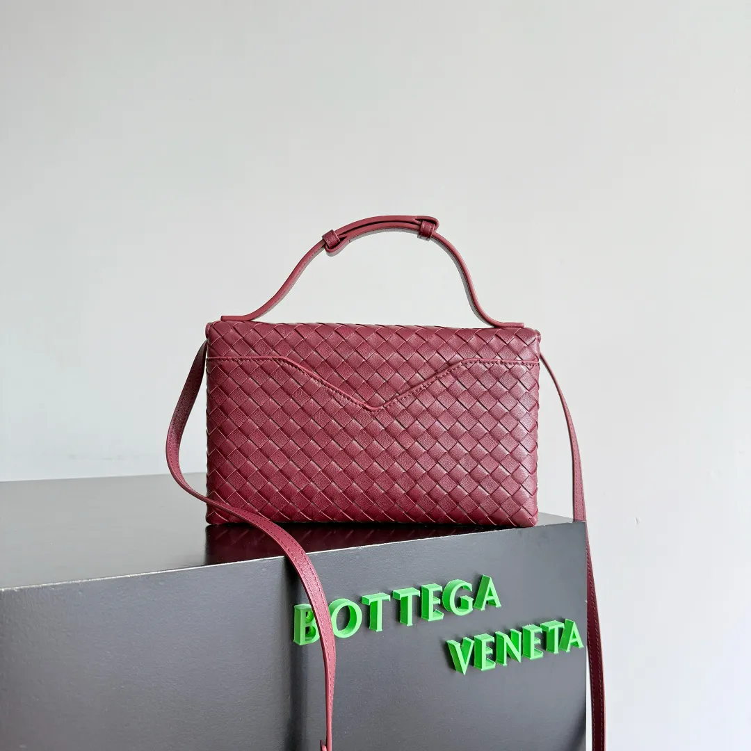 Batch 1660 BOTTEGA VENETA 2025 new product KNOT LOCK crossbody bag subverts the rigid lines of traditional tote bags, using drapey leather to create a three-dimensional silhouette that breathes. It has compartments and multiple card slots inside, making it a versatile commuter bag that can be used in various occasions. The details are full of exquisiteness, the casual retro color tone, and the upper body are full of elegance. Whether you are commuting or going out on the street, you can easily hold it. The two carrying methods of hand-carrying and long shoulder strap are very practical! At the same time, the shoulder strap is detachable, suitable for various dressing styles~ Whether it is a dinner party or daily commuting, it can be easily controlled and becomes your versatile tool❤️ Style number: 817191 Size: 25*16*5.5cm